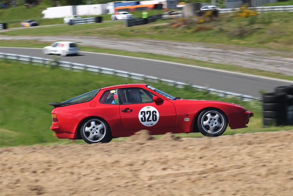 Lars Henrik Leed viste igen flaget i den røde Porsche. Han har ikke haft ligeså meget held i sprøjten som sidste år, men han beviste endnu en gang, at han stadig kan være med fremme i Division 3.
(Foto: JJ Media)